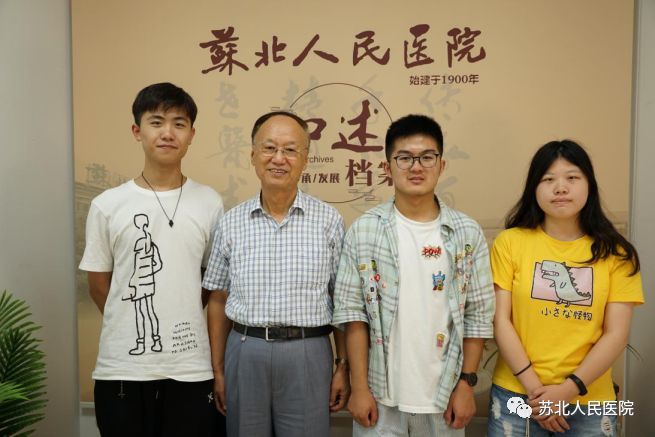 扬州大学社发发展学院大学生志愿者 与受访者合影