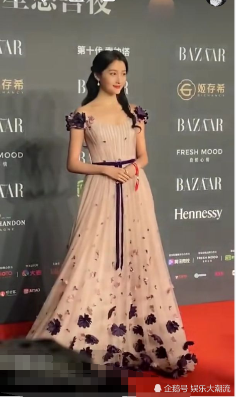 关晓彤终于穿对了,一件优雅礼服露出优越的肩颈线,网友:移不开眼