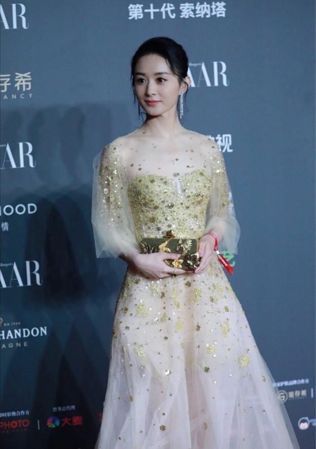 赵丽颖再次发力,一袭金色薄纱礼服美到飞起,网友:周翡