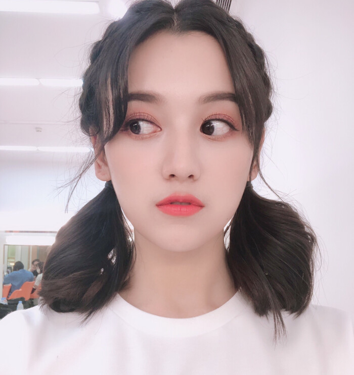 ins超火女生头像:因为我们年轻,所以有无限的机会和可能