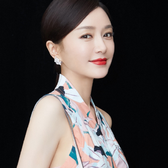 娘娘使劲啊要生了大全 稳婆使劲推娘娘的肚子 稳婆满手是血的站起来