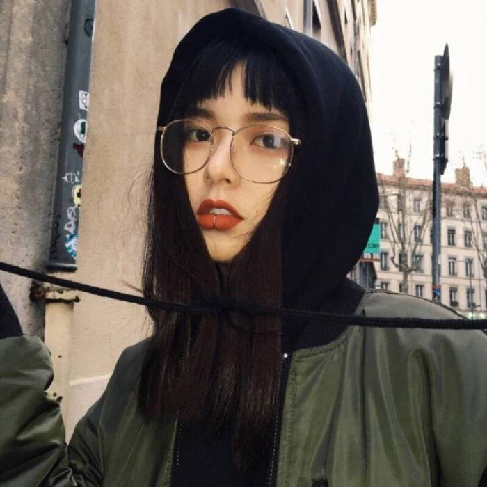 ins超火女生头像:在风雨中的一朵花,要努力的绽放,去触摸阳光的温暖