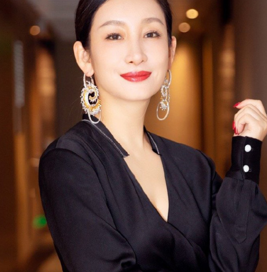 明星秦海璐优雅时尚,唯美优雅大气,尽显高贵气息写真图片