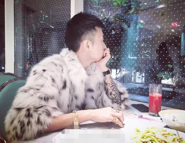 秦奋一身打扮多少钱?网友:我一个月的工资,能买他嘴上那根烟