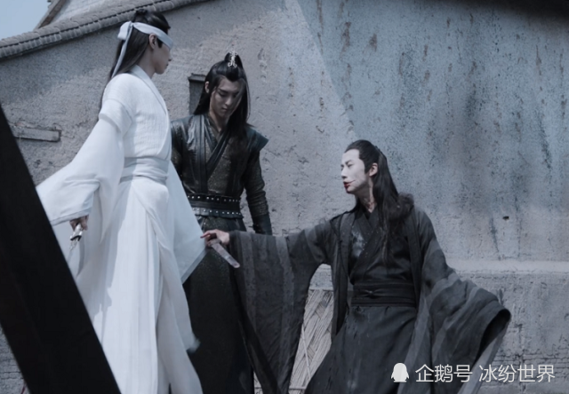 在《陈情令》国风演唱会上,宋岚除了扶起晓星尘,其实还用4个字"原谅"