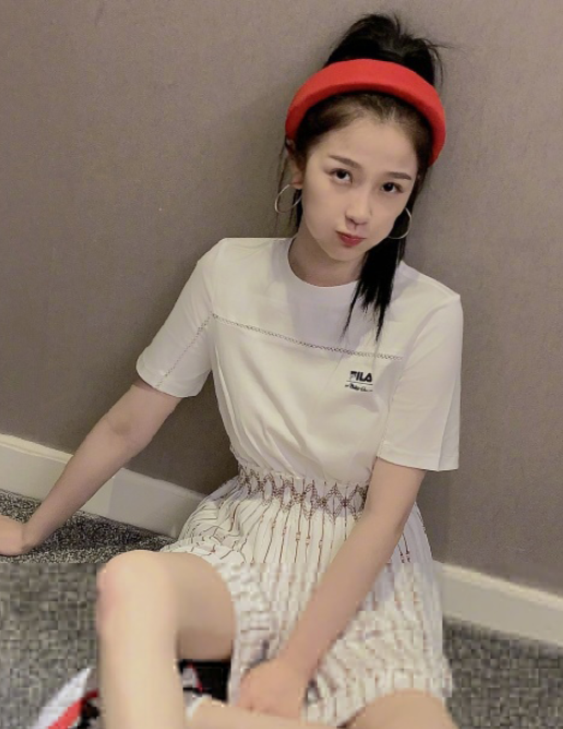 虞书欣甜美运动风写真,清新脱俗甜美大方