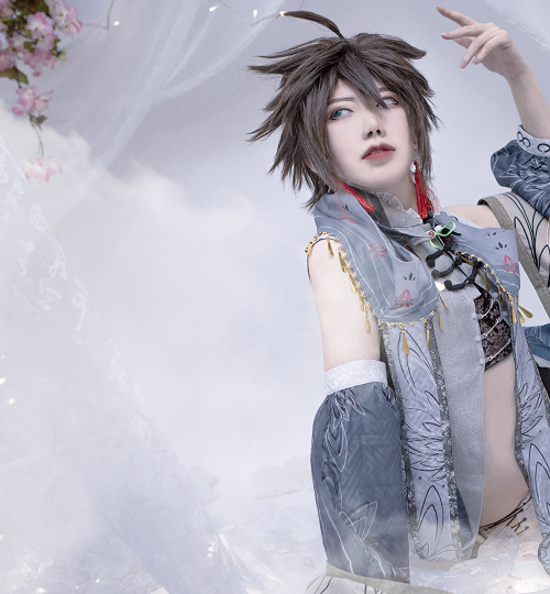 凹凸世界游戏角色cosplay,帅气小姐姐气质非凡