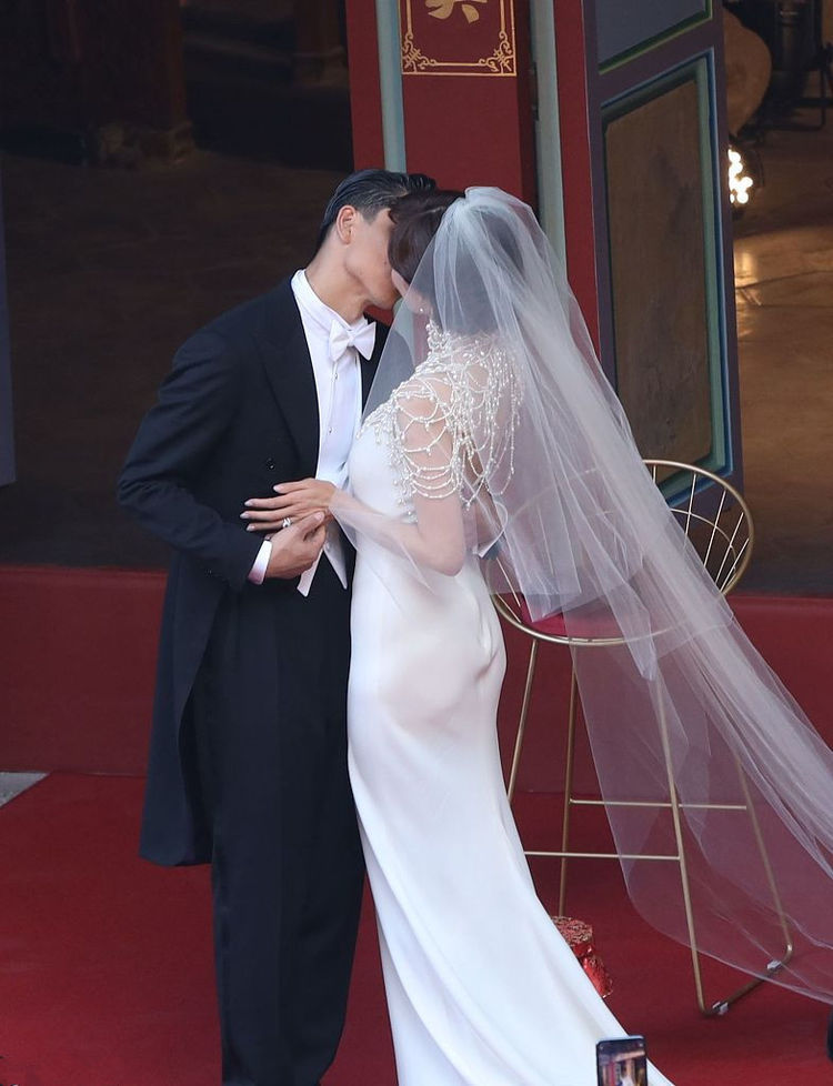 女神出嫁!44岁林志玲穿婚纱藏不住凹凸感,年度最美的新娘无疑了