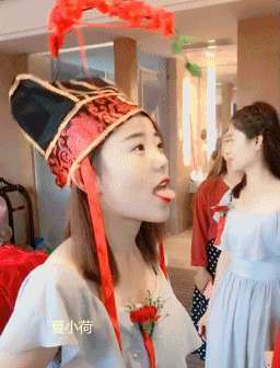 搞笑gif趣图如今闹婚讲技巧最喜欢伴娘吃葡萄