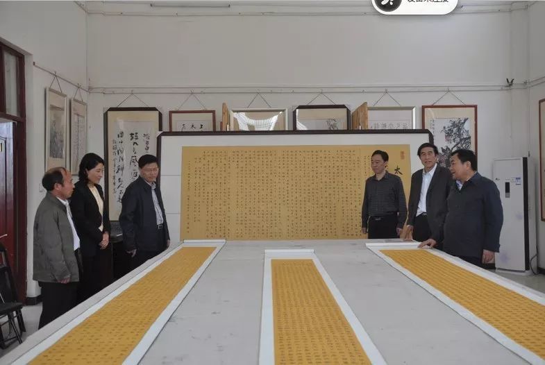 书法家张金业向太康县赠送书法作品《太康赋》