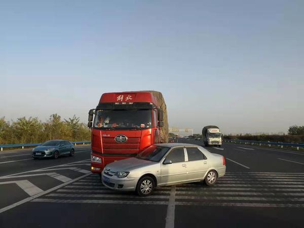 女司机,驾驶员,高速交警,半挂车,绕城高速,小轿车