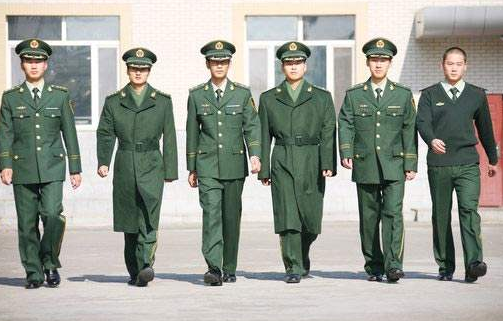 中国军大衣在07年的时候,换了样式,以前"军装绿"没有了?