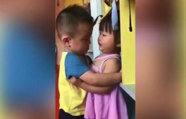 照片中两个小男孩强行搂着一个小女孩"强吻".