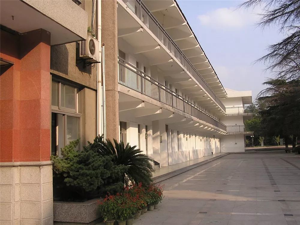更名为"常州市第四初级中学" 1970年 更名为"常州市第二十四中学"