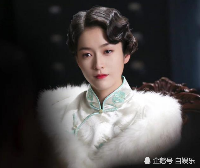 明明都是22岁,张雪迎关晓彤同穿旗袍,却像两代人,看完
