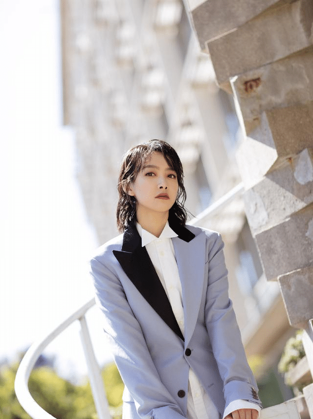在西装搭配的世界里,女士西服 黑色高跟细=永不过时的搭配,宋茜采用