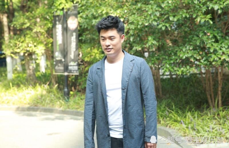 舅舅是导演,妈妈是国家一级演员,可谓是出生在艺术世家