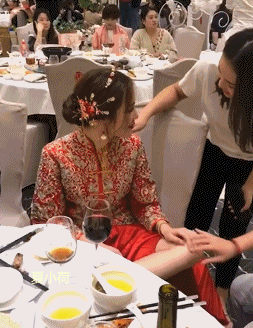 看到新娘子这么霸气的姿势,我还没喝就醉了!