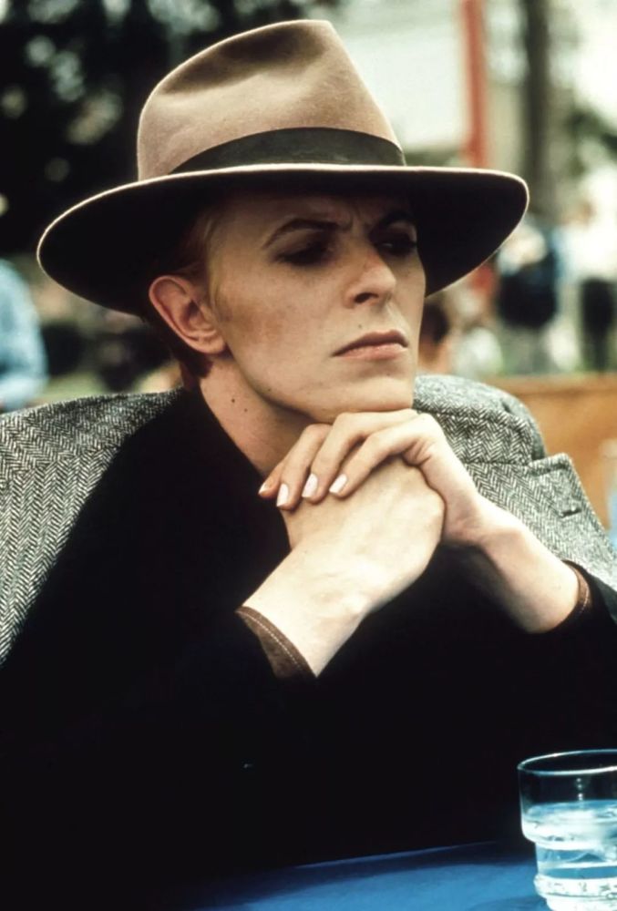 1976 年,david bowie 在洛杉矶拍摄《天外来客》(by terry o"neill)