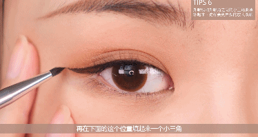 tips4:这时候可以用眼线液笔从下往上探进去,以点戳的方式来上色填补.