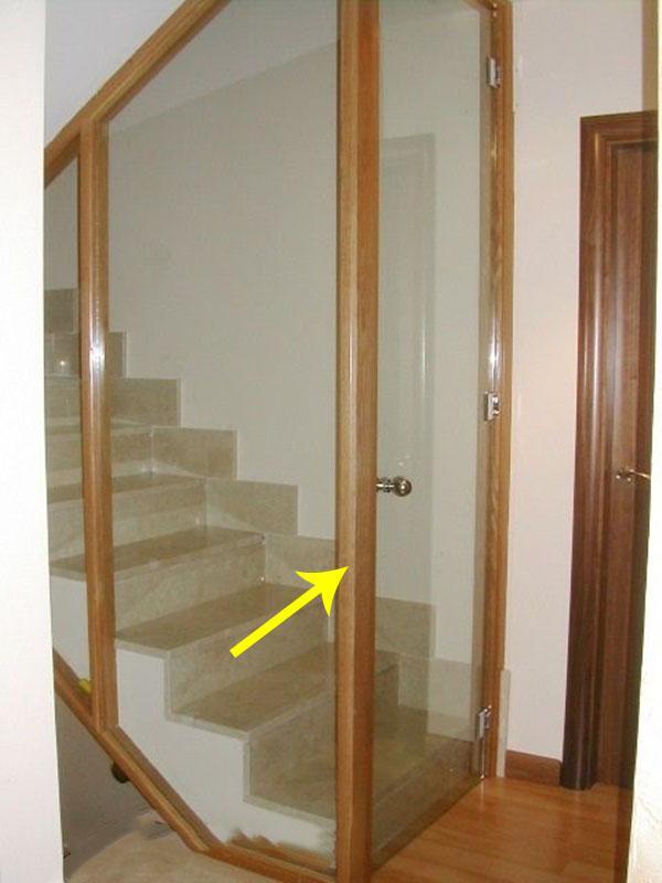 楼梯不装护栏,玻璃封到顶再加扇门,安全!邻居:怎么看都觉得丑