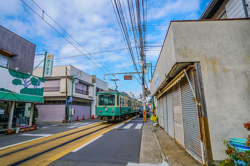 日本镰仓古都,这里电车行驶有点不科学,可是中国游客们趋之若鹜