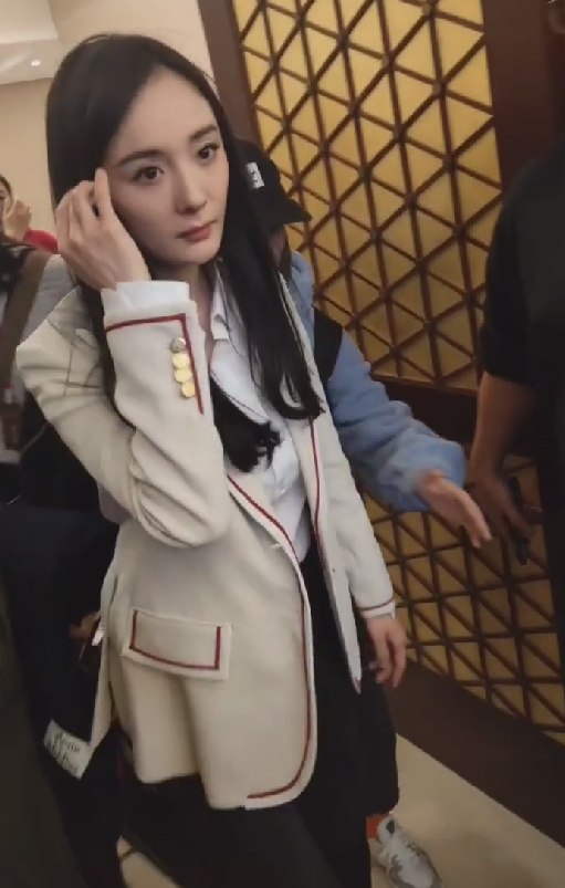 杨幂被粉丝怼脸拍,生图下看清长相,明星果然不是谁都能当!