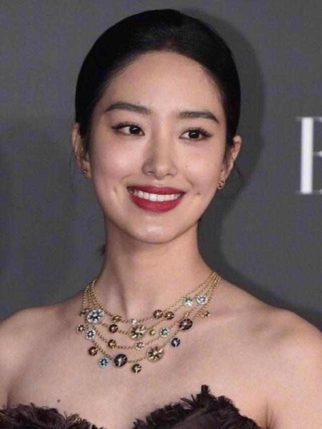 女星怼脸特写生图:赵丽颖妆容显老,baby艳压,杨紫痘印
