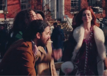 这部高分美剧火了!女主穿白色 青苔绿也太洋气了吧!