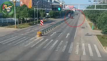 撞上护栏和货车 根据调查显示 开车时接电话玩手机 发生交通事故的