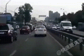 造成的后果,也要自己承担 交警警示图 强行变道有多危险 现实生活中