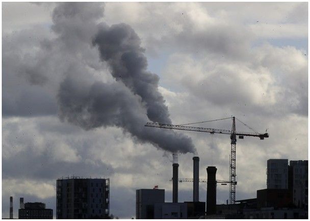 工厂排放废气导致全球气候变化日渐严重.