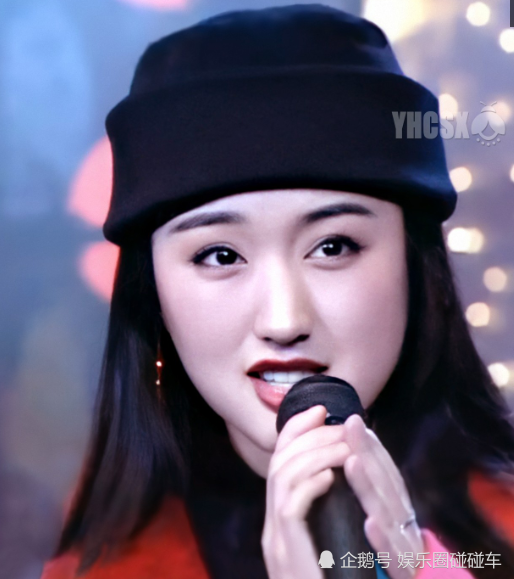 48岁杨钰莹近照,肉色长裙婀娜动人,整个人白到反光,不