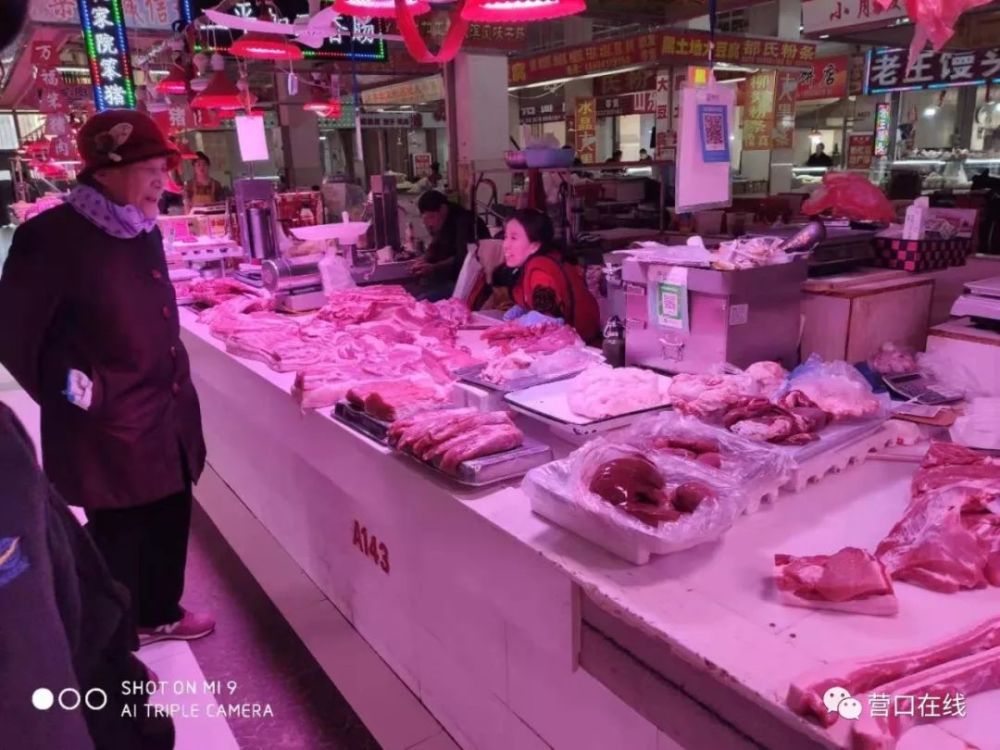 "今天上午,在永红市场猪肉区,市民周先生正在一家档口挑选排骨,出手买