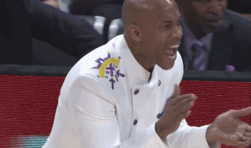 孙悦再强突得手,北控追至20-24;可北京的防守让弗格和汤普森等人失去