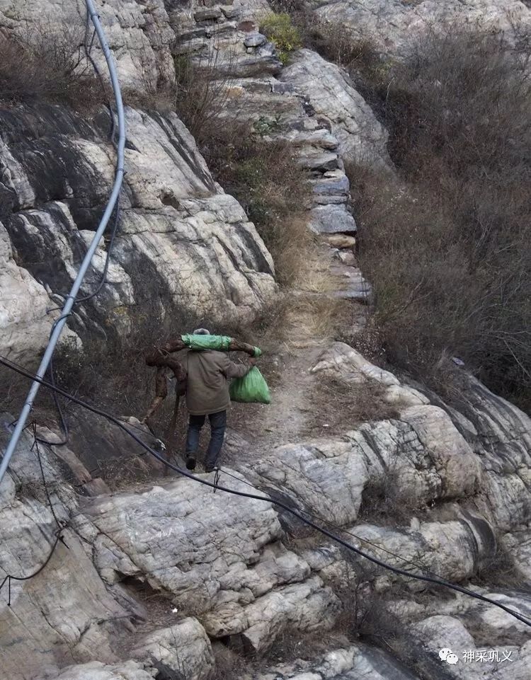 嵩山大峡谷紧靠嵩山太室山脉主脊,起点在巩义市夹津口镇公川村,经韵沟