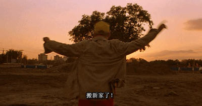 陈凯歌眼中的北京则是门前铃铛声清脆响的百花深处胡同,他自己就是