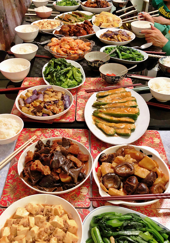 胡杏儿晒自家豪宅照,看到吃饭时的菜肴和碗筷,真不愧是豪宅