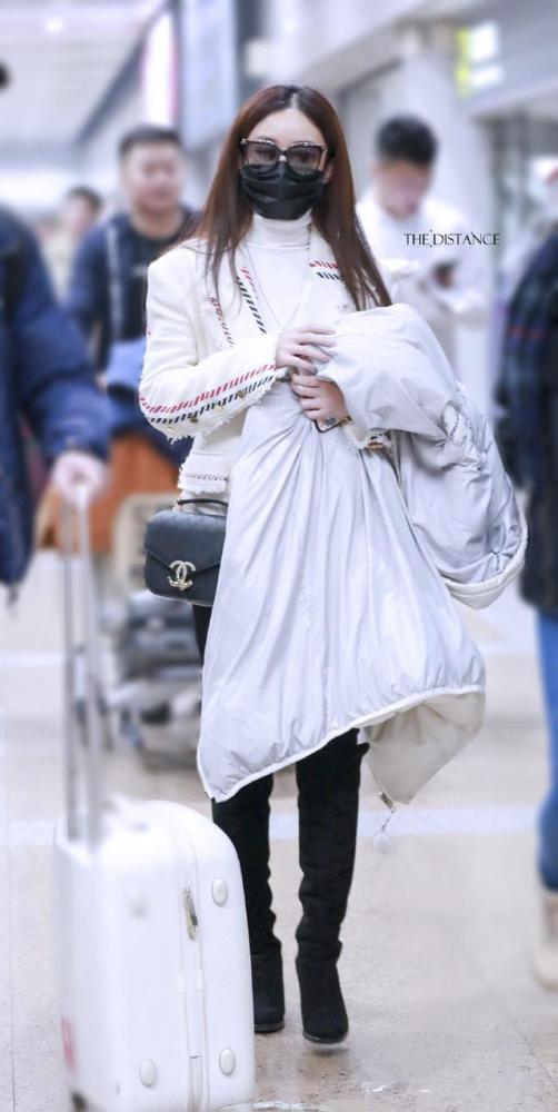 赵丽颖穿900元羽绒服背2万8包现身,网友:又洋