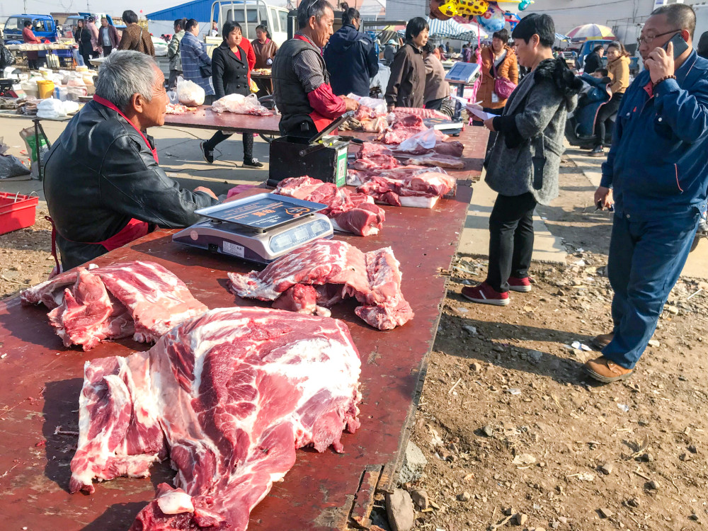 实拍华北农村集市:猪肉一个月降10块,排骨比肉便宜2块