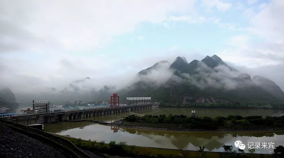 雨后云雾绕,来宾红水河边美成一幅浓郁的水墨山水画
