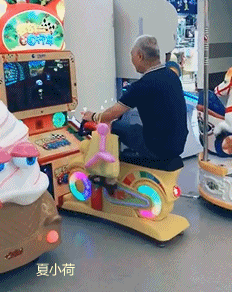 搞笑gif趣图:小哥哥发型很洋气,头上一点菠萝绿!