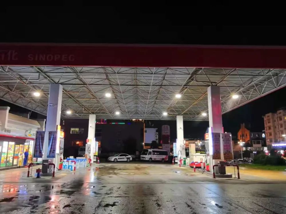 你有没有发现夜晚加油站变亮了!知道这是为什么吗?