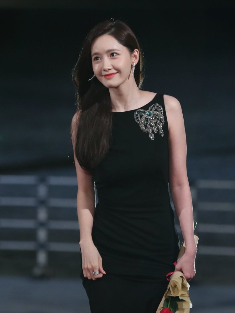 女神林允儿好美,一袭黑色礼服露美背,网友:十年如一日