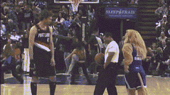 抱摔 锁喉!我这是在看nba还是wwe?雄鹿球员玩wwe表演秀