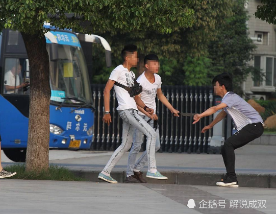 被激怒了 很多学生打架并不是因为要威风或者是要面子,都是因为一些
