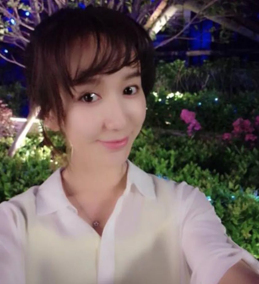娄艺潇为李金铭庆生,滤镜下的姐妹二人大变脸,网友:心疼美嘉