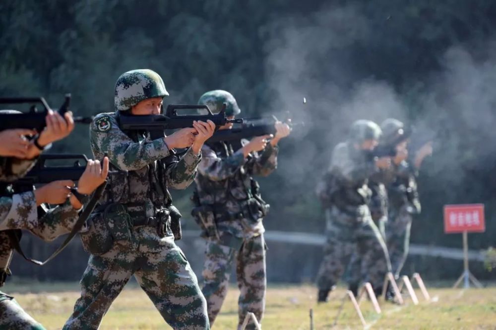 某直属旅官兵将学习中焕发出的政治热情转化为练兵备战的训练热情.