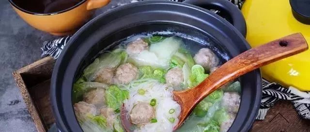 【砂锅白菜粉丝丸子】