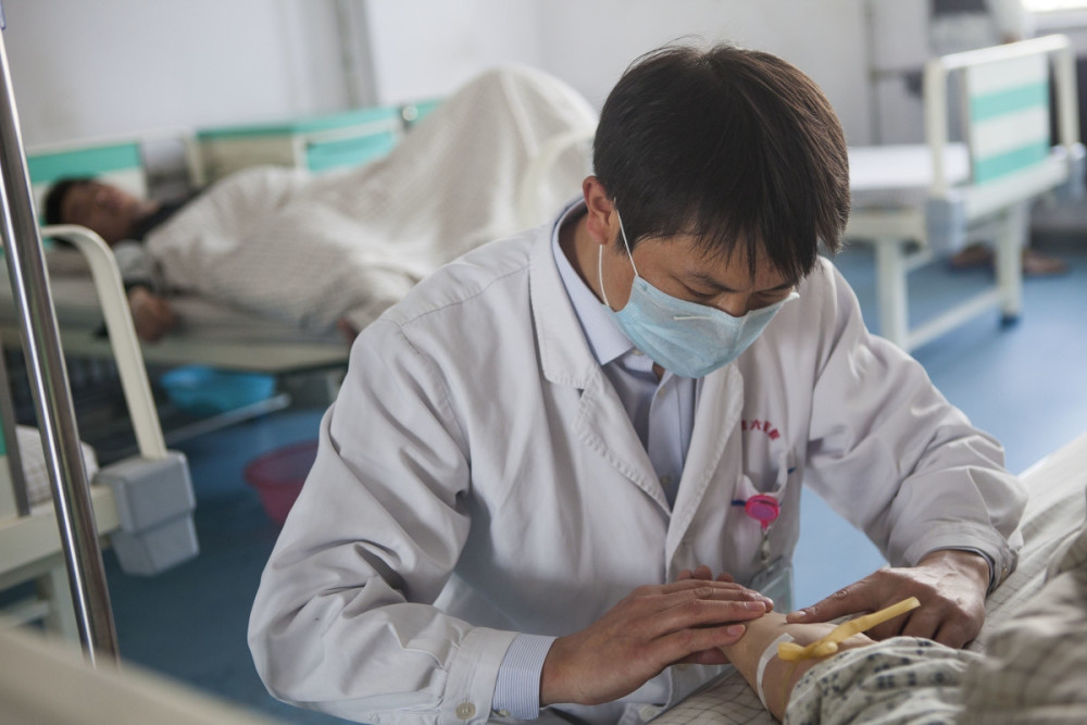 男护士月薪才不到2千,为啥没人愿意辞职?护士长
